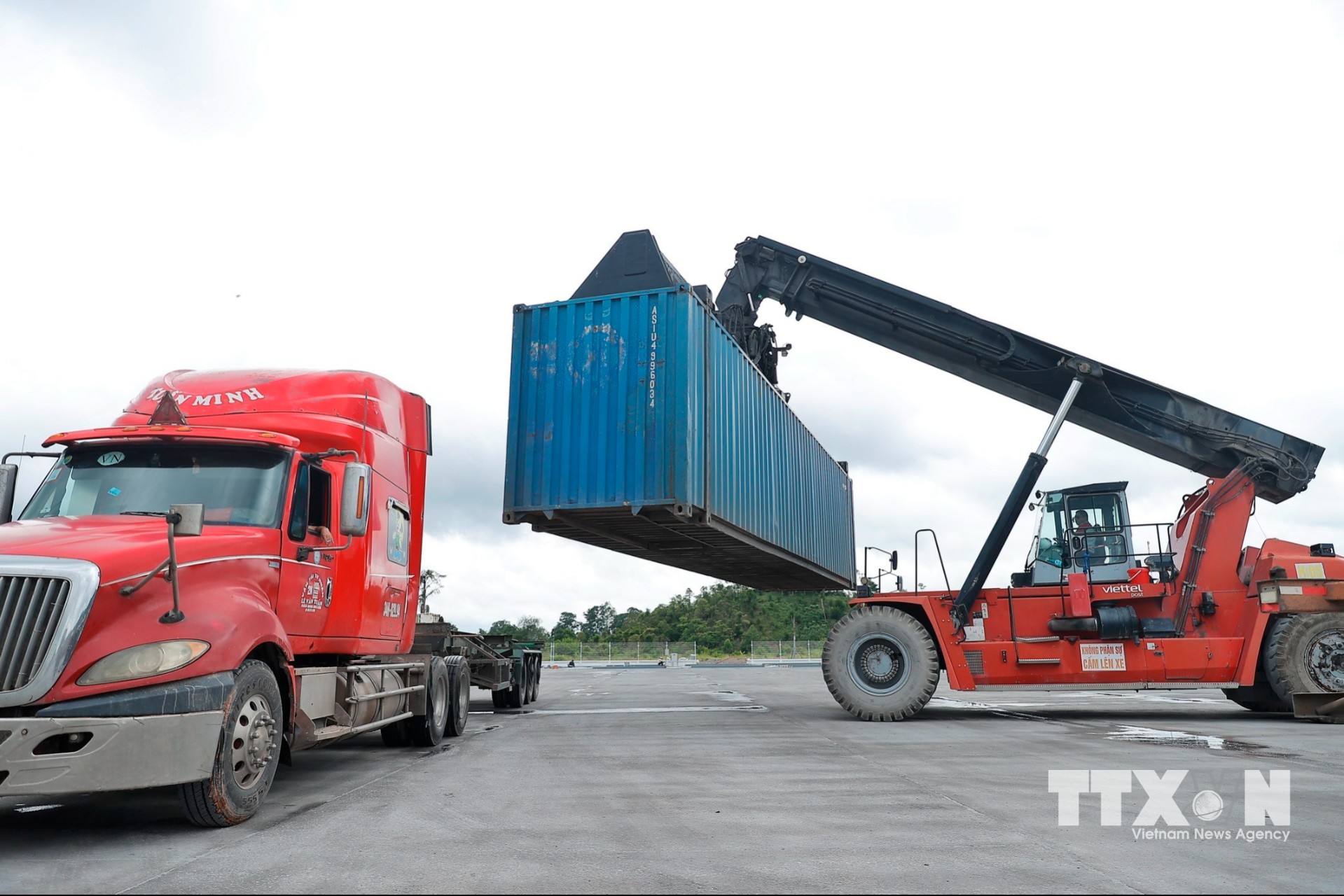 Hoạt động sang tải tại công viên Logistics Viettel Lạng Sơn, sử dụng công nghệ giúp tối ưu hóa vận hành. (Ảnh: Minh Quyết/TTXVN)